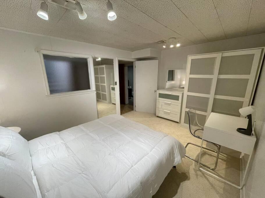 Lovely 2 Bedroom Basement Apartment In Торонто Экстерьер фото