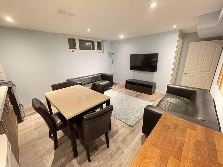 Lovely 2 Bedroom Basement Apartment In Торонто Экстерьер фото