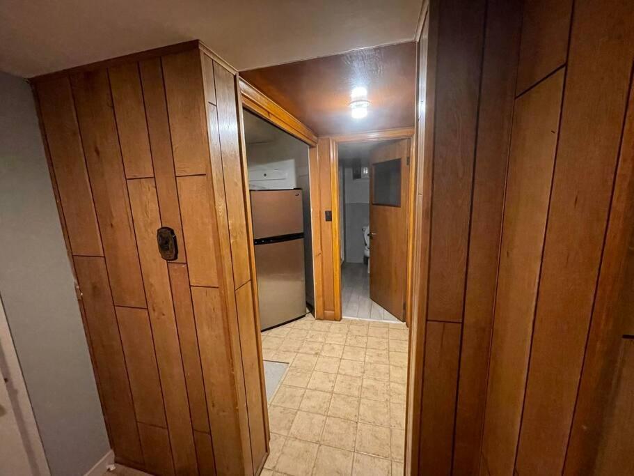 Lovely 2 Bedroom Basement Apartment In Торонто Экстерьер фото