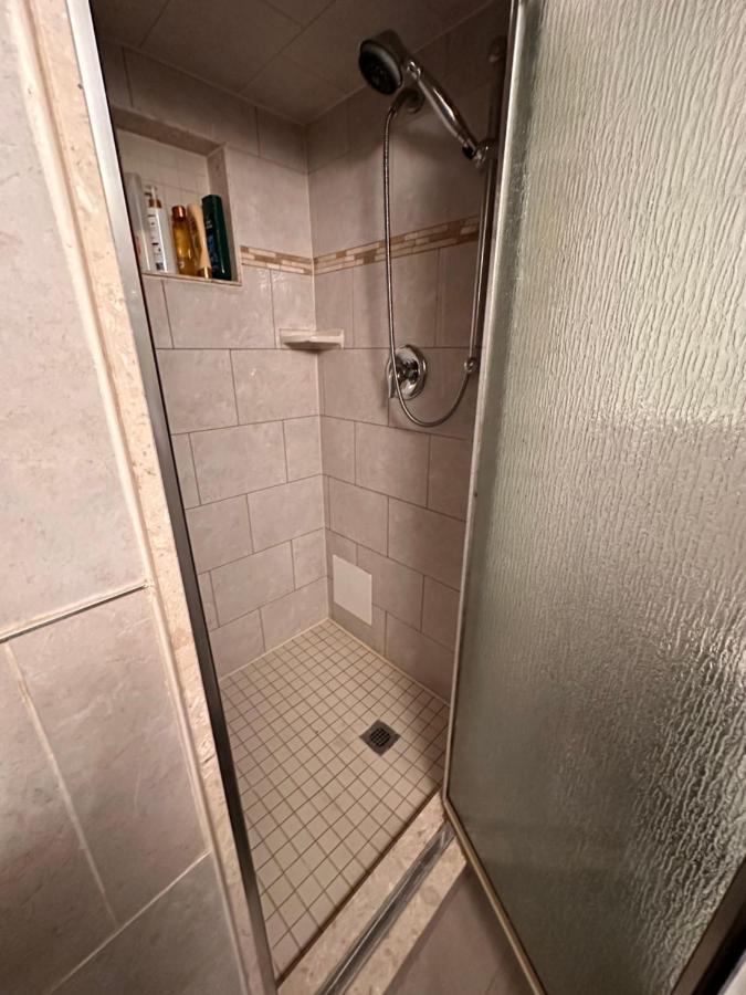 Lovely 2 Bedroom Basement Apartment In Торонто Экстерьер фото